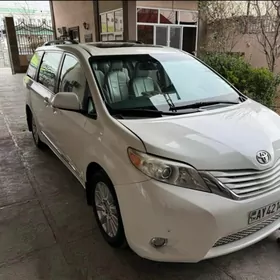 Toyota Sienna 2011