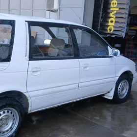 Mitsubishi Chariot 1992