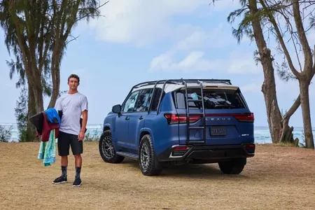 Sýorferler bilen bir tolkunda: Lexus Surf LX SUV ulagyny görkezdi