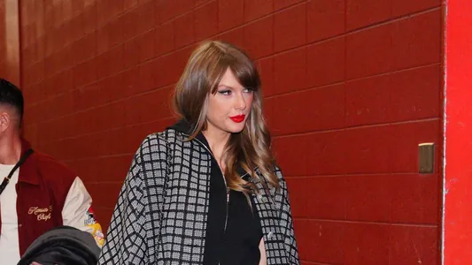 Teýlor Swift “Gremmi” dabarasynyň alyp baryjysy bolar. Onuň özi 6 heýkele dalaş edýär