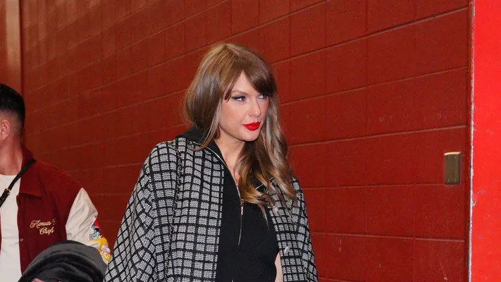 Teýlor Swift “Gremmi” dabarasynyň alyp baryjysy bolar. Onuň özi 6 heýkele dalaş edýär