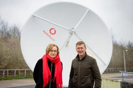 Taryhda ilkinji gezek adaty smartfonyň arasynda emeli hemralar arkaly wideo jaň edildi