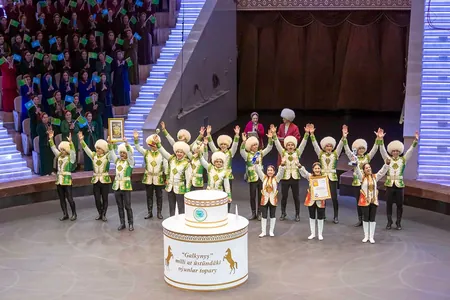 «Galkynyş» milli at üstündäki oýunlar toparynyň seýsine «Türkmenistanyň at gazanan atşynasy» diýen at dakyldy