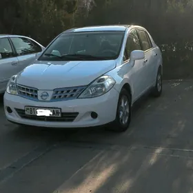 Nissan Tiida 2011