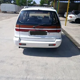 Mitsubishi Chariot 1993