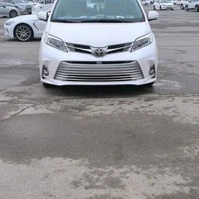 Toyota Sienna 2019