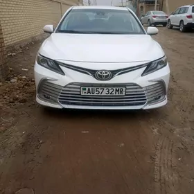 Toyota Camry 2021