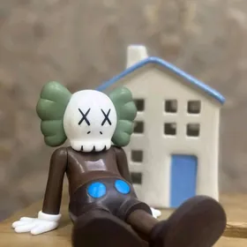 Kaws Медведь