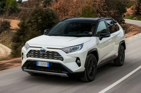 Toyota dolandyryş bilen bagly näsazlyklar sebqpli "RAV4" ulaglaryny yzyna çagyrýar