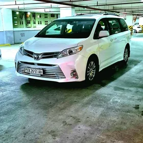 Toyota Sienna 2019