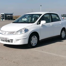 Nissan Tiida 2011