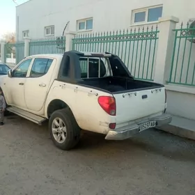 Mitsubishi L200 2011