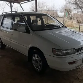 Mitsubishi Chariot 1993