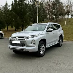 Mitsubishi Pajero 2020