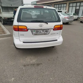 Toyota Sienna 1999