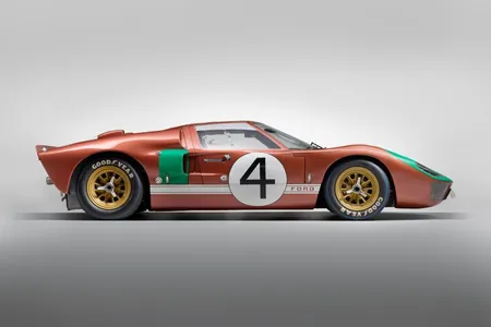 "Ford Ferrarä garşy" filmindäki ady rowaýata öwrülen Ford GT40 auksiona çykaryldy