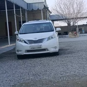 Toyota Sienna 2011