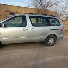 Toyota Sienna 2002