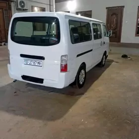 Nissan Urvan 2009