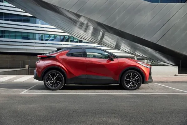 Представлена новая Toyota C-HR High Hero с тремя гибридными двигателями