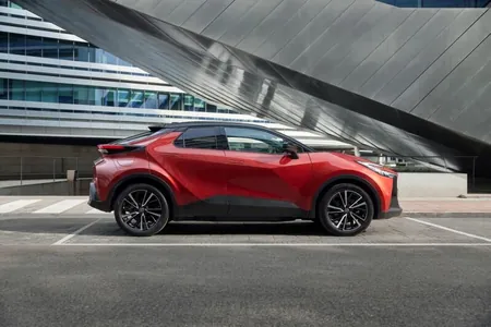 Toyota kompaniýasy täzelenen C-HR ulagyny görkezdi