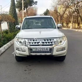 Mitsubishi Pajero 2015