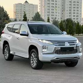 Mitsubishi Pajero 2020