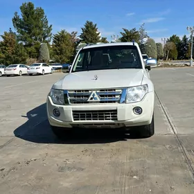 Mitsubishi Pajero 2013