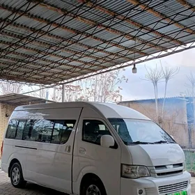 Toyota Hiace 2011