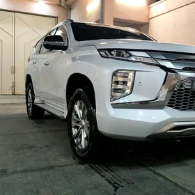 Mitsubishi Pajero 2020