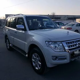 Mitsubishi Pajero 2015