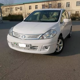 Nissan Tiida 2011