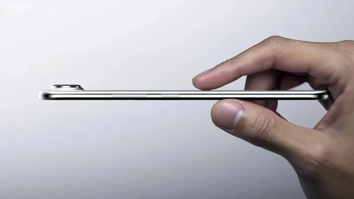 Китайский бренд Tecno показал концептуальный ультратонкий смартфон Spark Slim