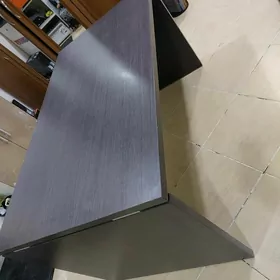 Stol ofis üçin. Italiÿanky.