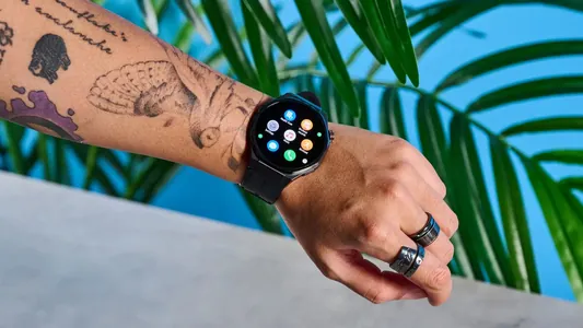 Honor "Watch 5 Ultra" akylly sagadyny tanyşdyrdy: ol bir gezeklik zarýad bilen 15 gün işleýär