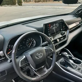 Toyota Highlander 2021