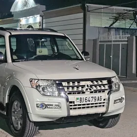 Mitsubishi Pajero 2015