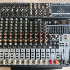 Toy aparat Behringer 1832 pult