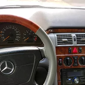 Mercedes-Benz E320 1999