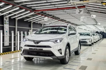 Toyota pajygaly heläkçilikden soň, RAV4-iň önümçiligini togtadýar