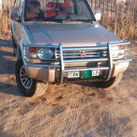 Mitsubishi Pajero 1992