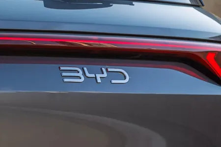 BYD Tesla-ny içinden ýandyrylýan hereketlendirijili ulaglara garşy bile göreşmäge çagyrdy