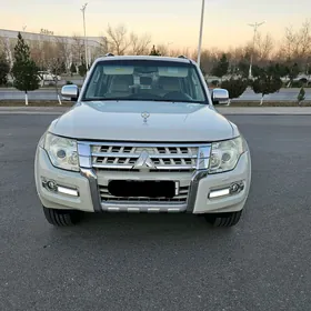 Mitsubishi Pajero 2015