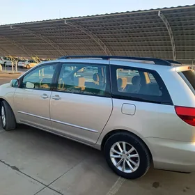 Toyota Sienna 2003