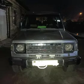 Mitsubishi Pajero 1990