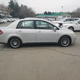 Nissan Tiida 2010