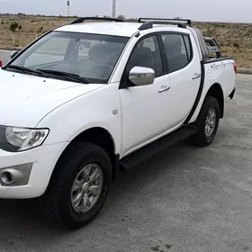 Mitsubishi L200 2011