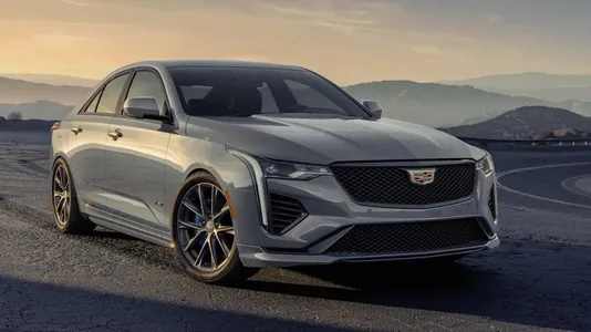 Cadillac CT4-V 2026 modelini täzeledi. Esasy üýtgeşmeler içerki bezege degişli