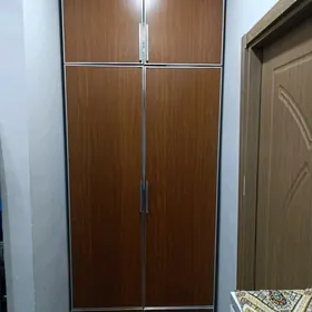 шкаф в прихожей. можно в комн.
