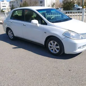 Nissan Tiida 2005